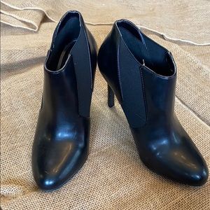 Cosmopolitan 4” black ankle booties with stretch